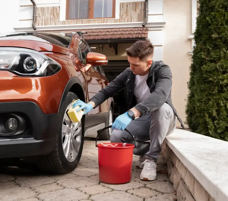 Lavage auto à domicile La Chaussade : professionnel intervenant sur un véhicule